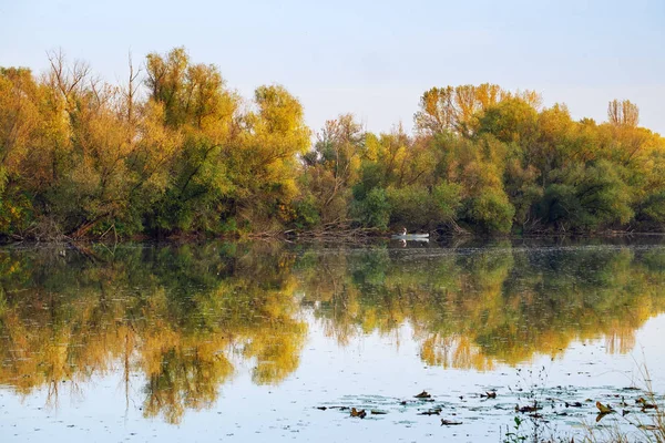 Jesienny spokojny krajobraz jeziora — Zdjęcie stockowe