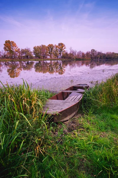 Velho barco na lagoa de outono — Fotografia de Stock