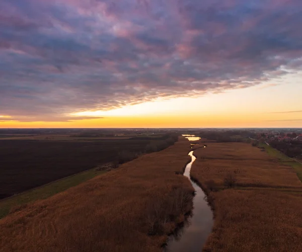 夕日の川の空中風景. ストック写真