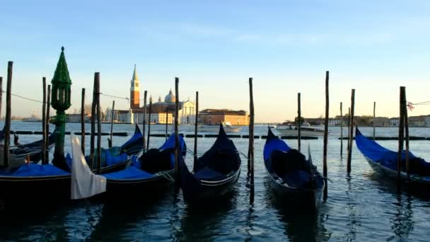 Fila Góndolas Aparcada Muelle Ciudad Gran Canal Venecia Italia Europa — Vídeos de Stock