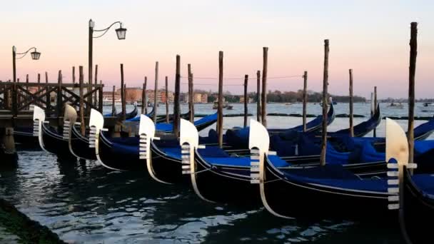 Fila Gôndolas Estacionadas Cais Cidade Grande Canal Veneza Itália Europa — Vídeo de Stock