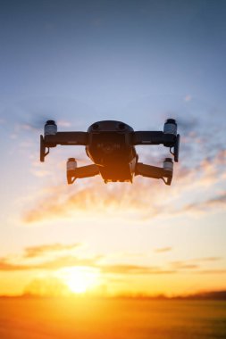 Gün batımının arka planında siluet drone