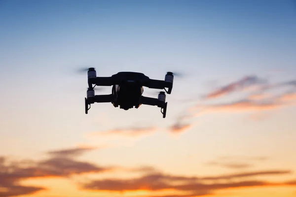 日没の背景にシルエットの無人機 — ストック写真