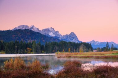 Garmisch-Partenkirchen yakınlarındaki Geroldsee Gölü 'nde Sabah, Bavyera, Almanya.
