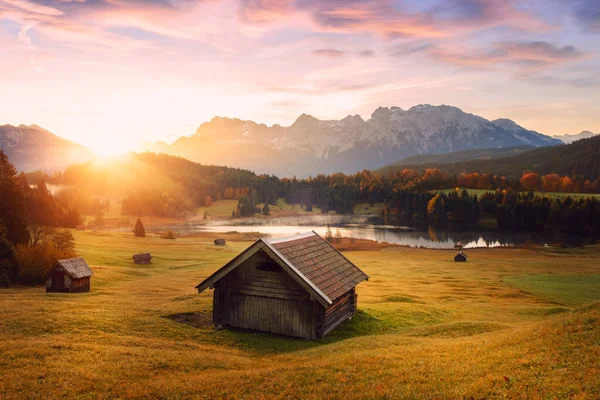 Piękny Wschód Słońca Nad Jeziorem Geroldsee Pobliżu Garmisch Partenkirchen Bawaria — Zdjęcie stockowe