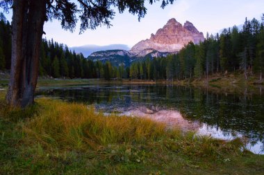 Antorno Gölü 'ndeki günbatımı manzaraları (Lago di Antorno), İtalya' nın Dolomitler kentindeki sonbahar dağ manzaraları.