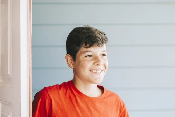 Lächelnder männlicher Teenager, der draußen steht und wegschaut — Stockfoto