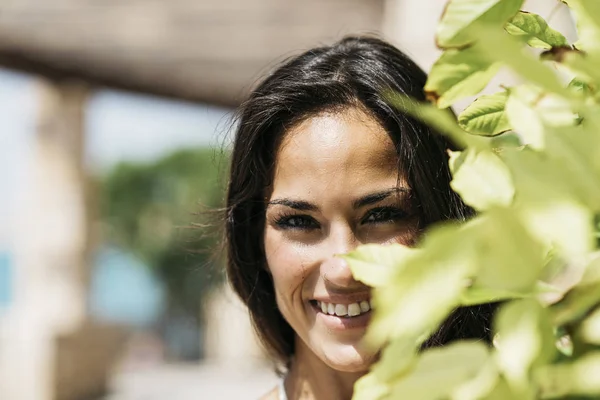 Closeup retrato de uma bela mulher hispânica em azul vestido olhando câmera — Fotografia de Stock