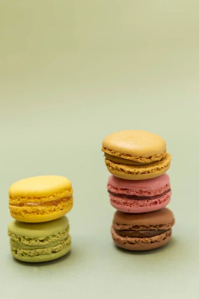 Colored Tasty Macaroons Green Background — Stock Photo, Image