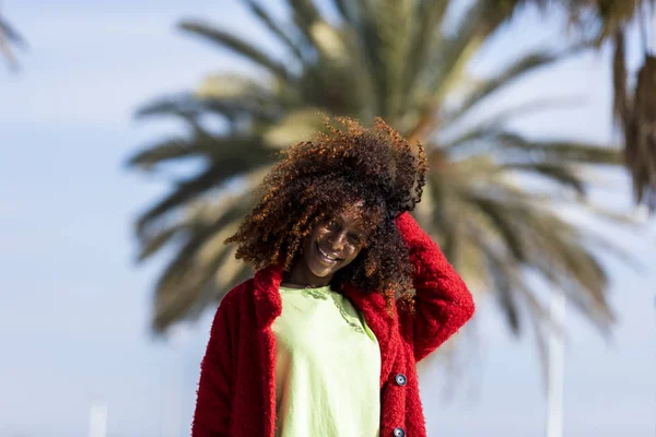 Πορτρέτο μιας όμορφης Αφρο-Αμερικανίδας που στέκεται στο δρόμο σε μια ηλιόλουστη μέρα — Φωτογραφία Αρχείου