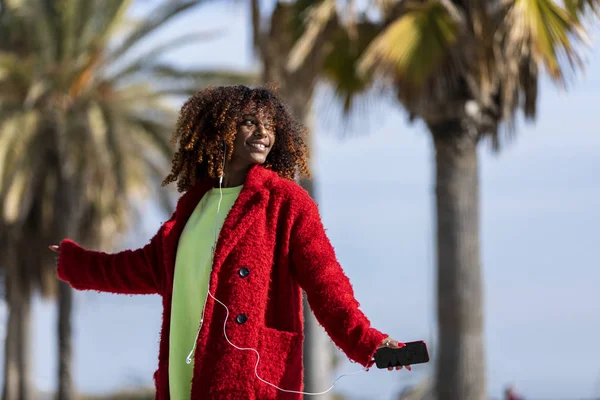 Jong afro amerikaans vrouw lachen terwijl dansen buiten — Stockfoto