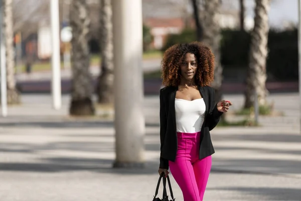 Retrato de uma bela mulher afro-americana de pé na rua em um dia ensolarado — Fotografia de Stock