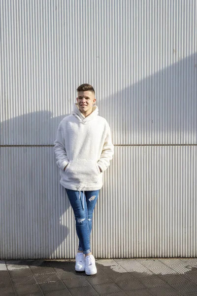 Portret Van Een Jonge Man Met Handen Zak Leunend Muur — Stockfoto