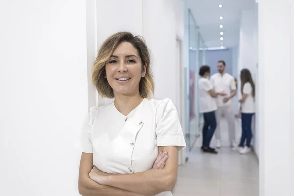 Portrait Femme Médecin Debout Avec Les Bras Croisés Dans Couloir — Photo