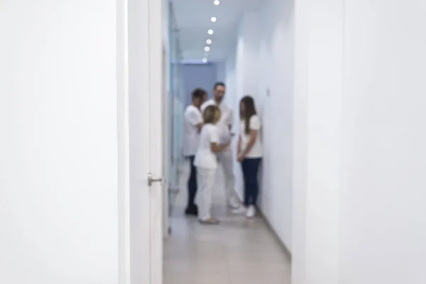 Θολή Εικόνα Ιατρών Που Μιλούν Στο Διάδρομο Της Κλινικής — Φωτογραφία Αρχείου