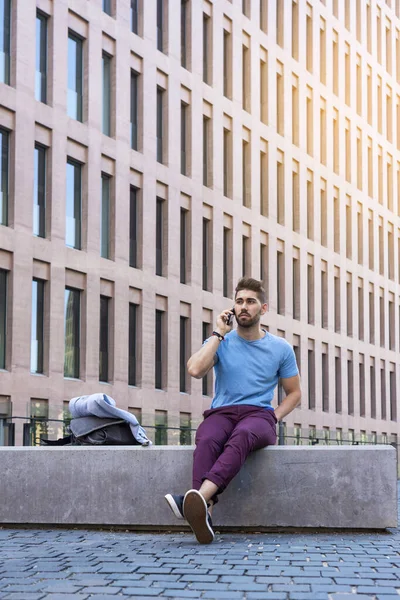 Portré Vidám Modern Üzletember Beszél Telefonon Mosolyog Miközben Szabadban Egy — Stock Fotó