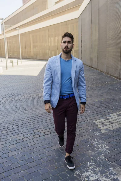 Mladý Vousatý Muž Model Módy Městském Pozadí Sobě Ležérní Oblečení — Stock fotografie