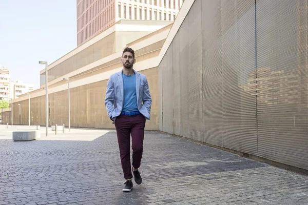 Porträtt Ung Skäggig Man Modell Mode Urban Bakgrund Bär Casual — Stockfoto