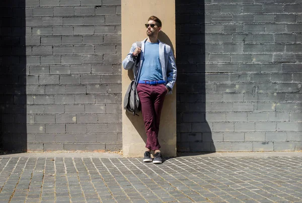Ung Skäggig Man Modell Mode Urban Bakgrund Bär Casual Kläder — Stockfoto