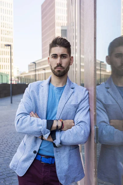 Junger Bärtiger Mann Mit Verschränkten Armen Modell Der Mode Urbanen — Stockfoto