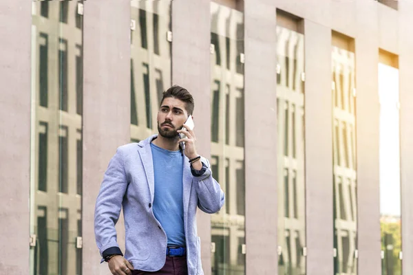 Портрет Жизнерадостного Современного Бизнесмена Говорящего Телефону Улыбающегося Стоя Улице — стоковое фото