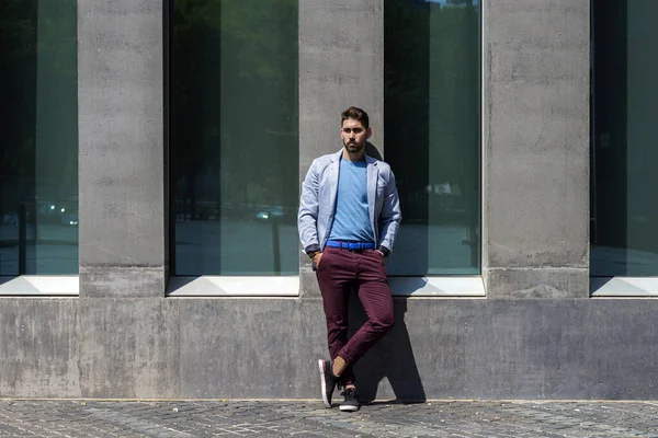 Porträt Eines Jungen Bärtigen Mannes Modell Der Mode Urbanen Hintergrund — Stockfoto