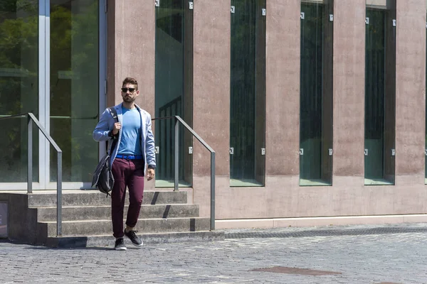 Genç Işadamı Dışarıda Bir Omuz Çantası Tutarken Ofis Binalarının Yanında — Stok fotoğraf