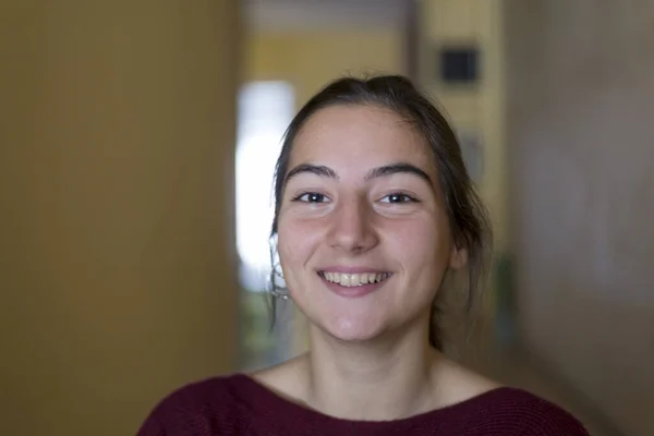 Close Portret Van Een Jonge Vrouw Zoek Camera Terwijl Glimlachen — Stockfoto