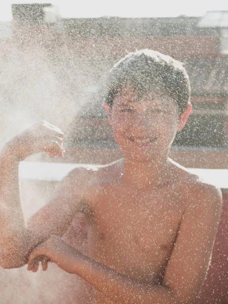 Wesoły Młody Nastolatek Korzystających Prysznic Przez Wąż Zewnątrz Tarasie — Zdjęcie stockowe