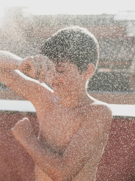 Jovem Alegre Desfrutando Chuveiro Por Mangueira Livre Terraço — Fotografia de Stock