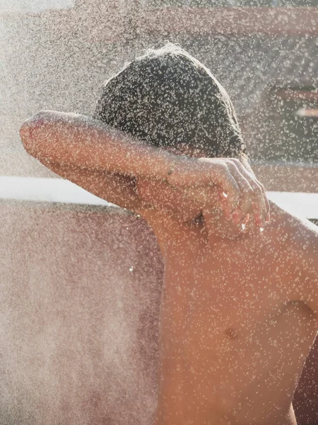 Jovem Alegre Desfrutando Chuveiro Por Mangueira Livre Terraço — Fotografia de Stock