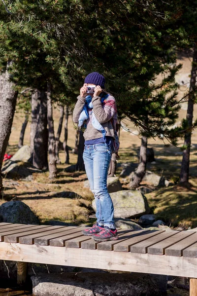 Mitte Erwachsener Backpacker Mit Pferdeschwanz Der Wald Steht Während Eine — Stockfoto