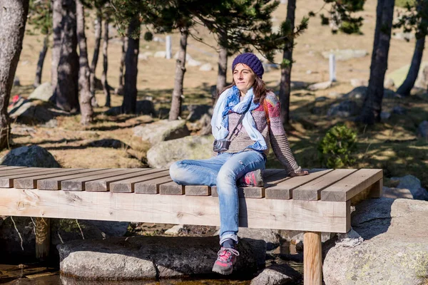 Vrouw Met Een Wollen Kap Zittend Een Houten Brug Een — Stockfoto