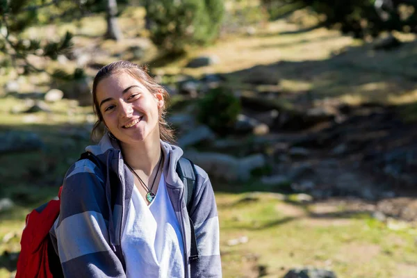 Νεαρή Κοπέλα Χαμογελάω Δάσος Στο Βάθος — Φωτογραφία Αρχείου