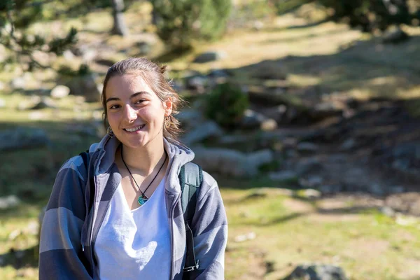 Chica Joven Sonriendo Con Bosque Fondo — Foto de Stock