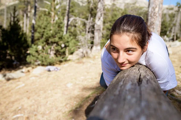 Fiatal Lány Tartott Egy Rönk Miközben Nézett Kamera Erdőben — Stock Fotó