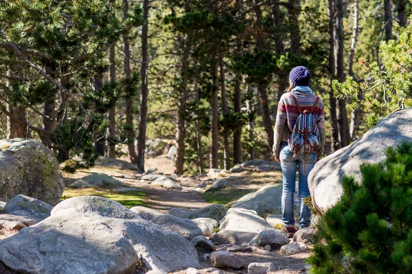 Rückenansicht Einer Backpacker Frau Mit Wollmütze Beim Wandern — Stockfoto