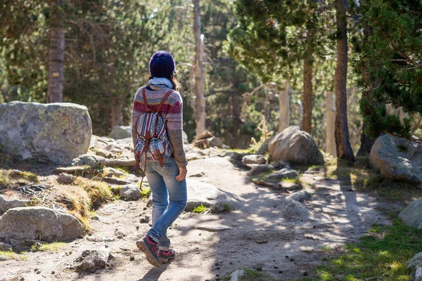 Rückenansicht Einer Backpacker Frau Mit Wollmütze Beim Wandern — Stockfoto