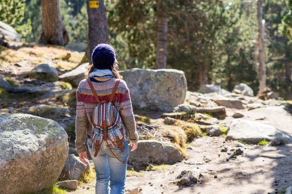 Rückenansicht Einer Backpacker Frau Mit Wollmütze Beim Wandern — Stockfoto