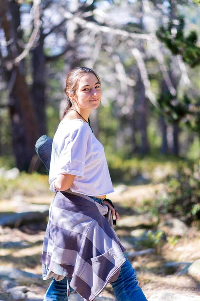 Ung Flicka Shirt Stående Medan Leende Med Skogen Bakgrunden — Stockfoto