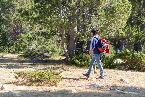 Πλευρική Άποψη Ενός Backpacker Γυναίκα Πεζοπορία — Φωτογραφία Αρχείου