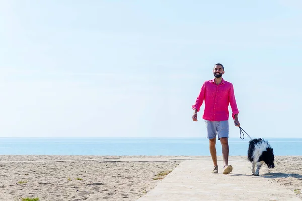 Jovem Caminhando Com Seu Cachorro Amarrado Praia — Fotografia de Stock