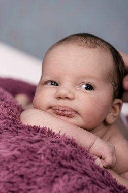 Mutlu yeni doğmuş bebek Hasır bir sepette uyuyor