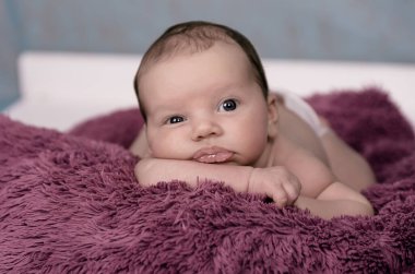 Mutlu yeni doğmuş bebek Hasır bir sepette uyuyor