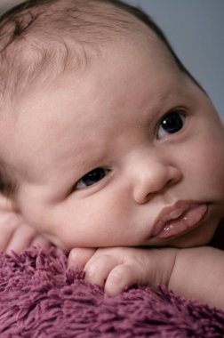 Mutlu yeni doğmuş bebek Hasır bir sepette uyuyor