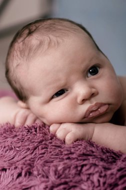 Mutlu yeni doğmuş bebek Hasır bir sepette uyuyor