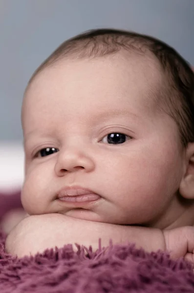 Fröhliches Neugeborenes Schläft Weidenkorb — Stockfoto