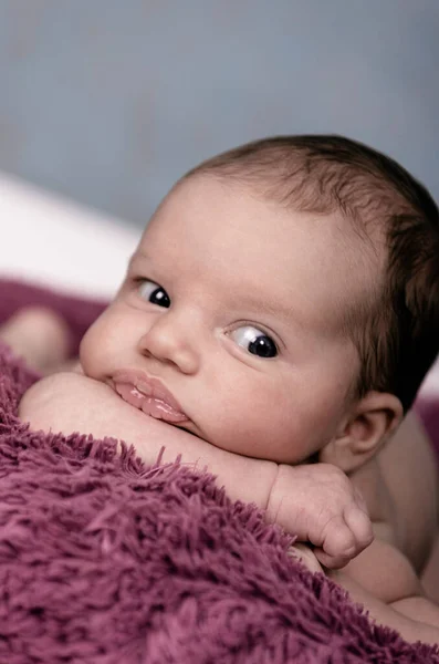 Vrolijke Pasgeborene Slapend Een Rieten Mand — Stockfoto