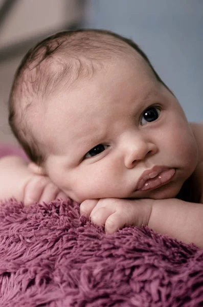 Fröhliches Neugeborenes Schläft Weidenkorb — Stockfoto