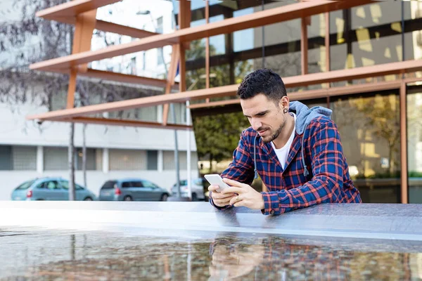 Mode Cool Urban Skäggig Hane Med Smartphone City Street — Stockfoto